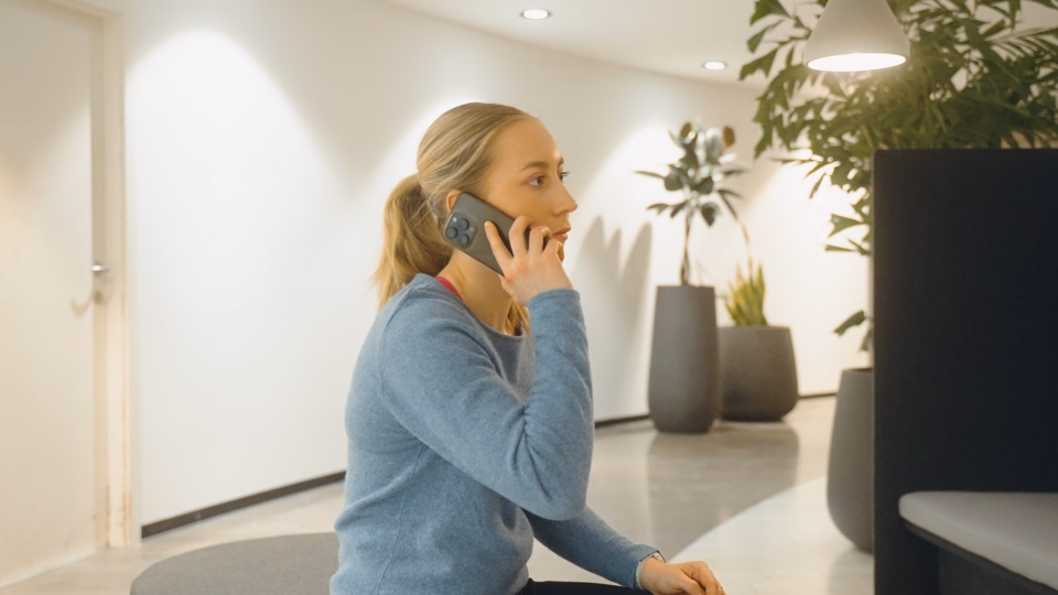 Laura modtager et opkald på klinikken