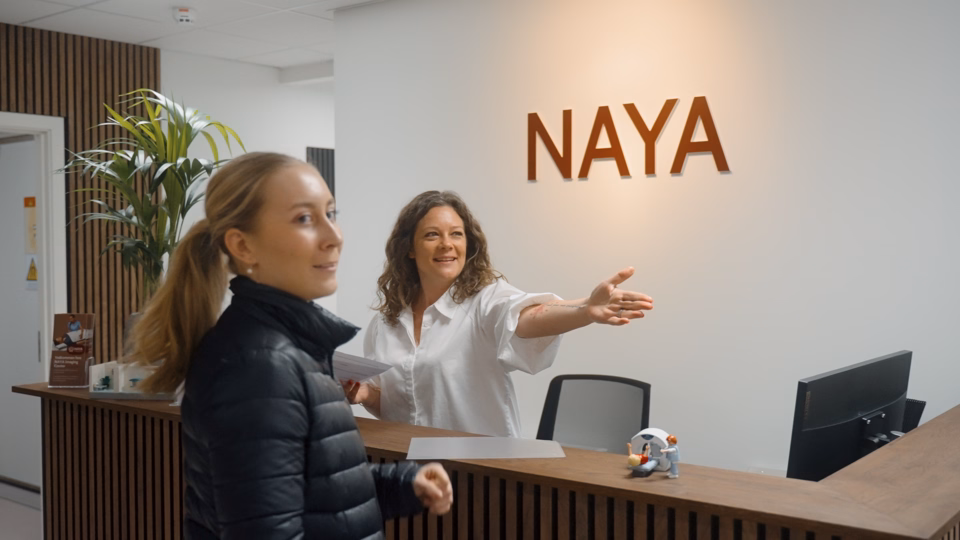 Patient hos Naya bliver peget i retning af hvor hun skal være.