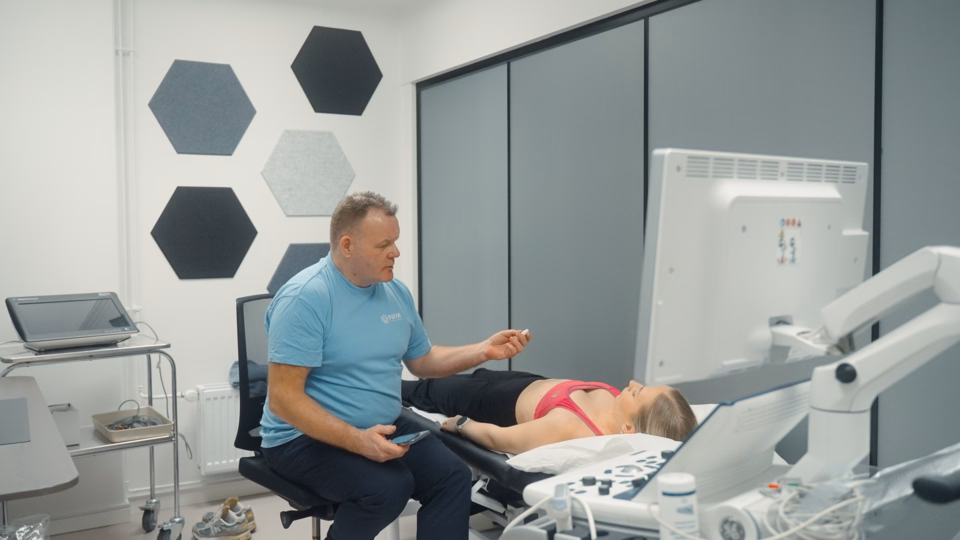 Patient hos Naya modtager rådgivning mens hun ligger i en patientseng.