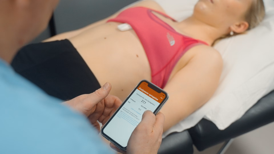 Patient hos Naya er ved at få målt hendes optagelsesværdier.