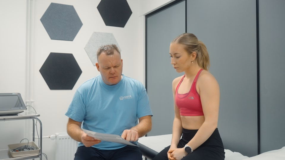 Patient hos Naya får præsenteret dokumenter med data omkring hende af en ansat ved Naya