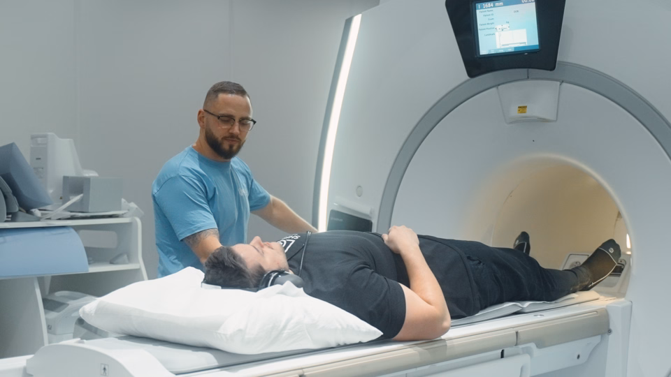 Sami er ved at lave en helkropsscanning på en patient